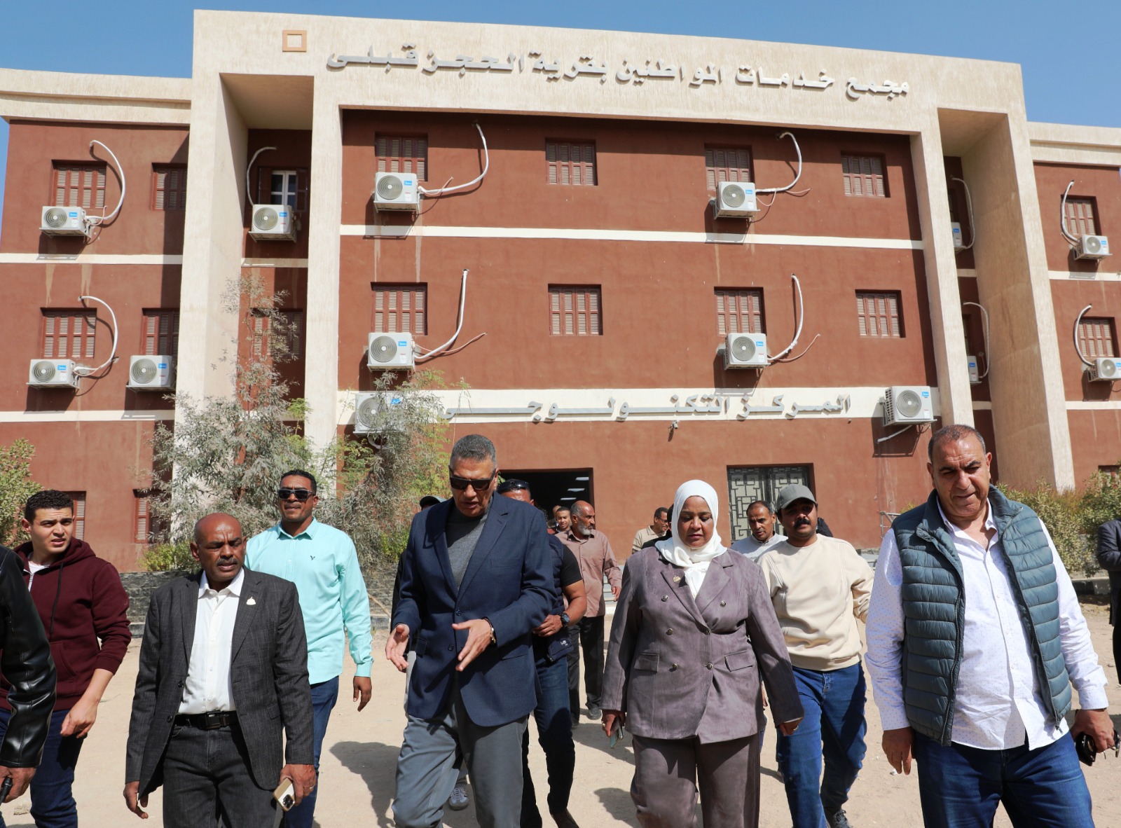 جولة محافظ أسوان فى قرى حياة كريمة