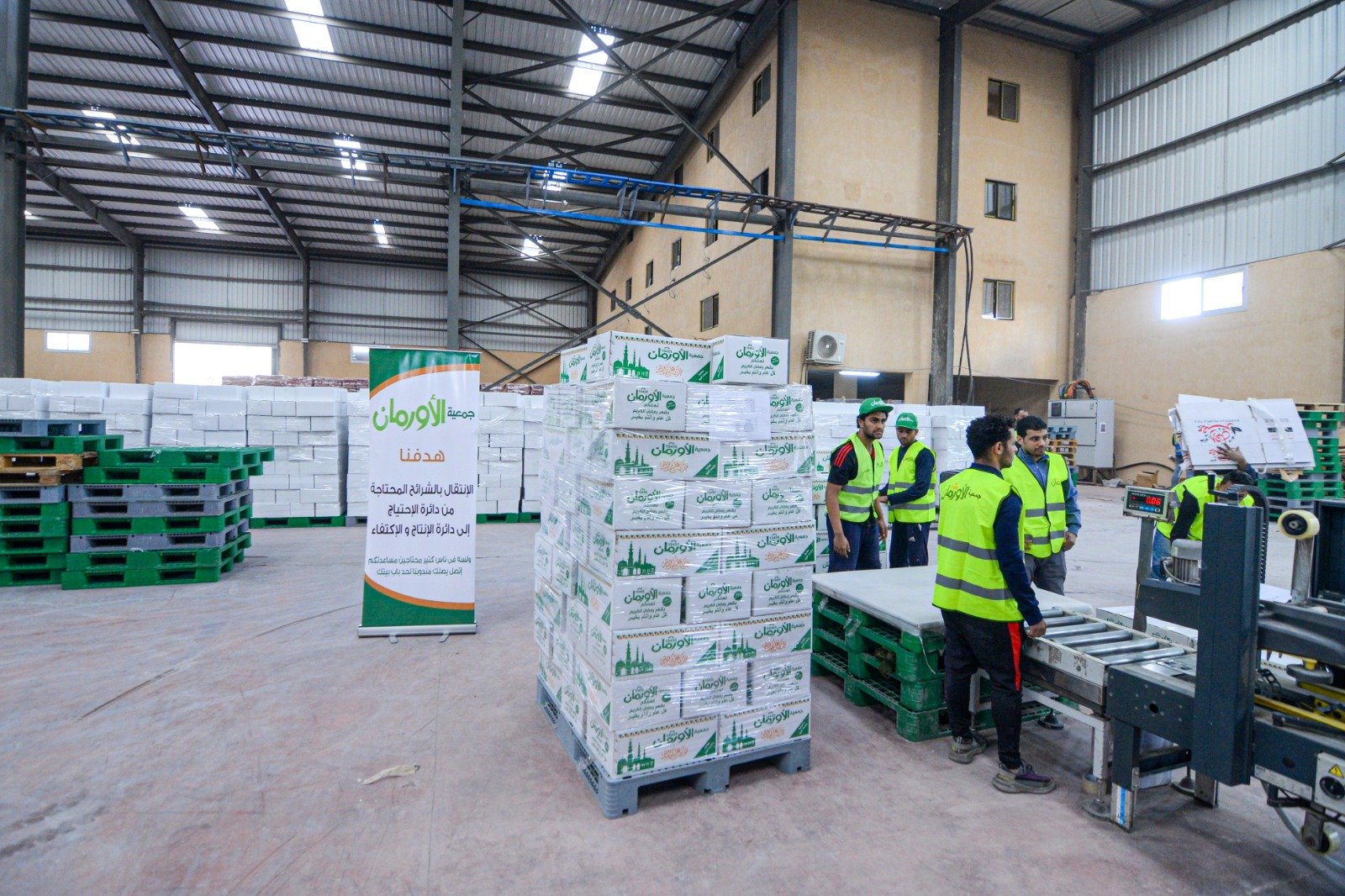 تجهيز كراتين مساعدات لتوزيعها فى رمضان تجهيز كراتين مساعدات لتوزيعها فى رمضان