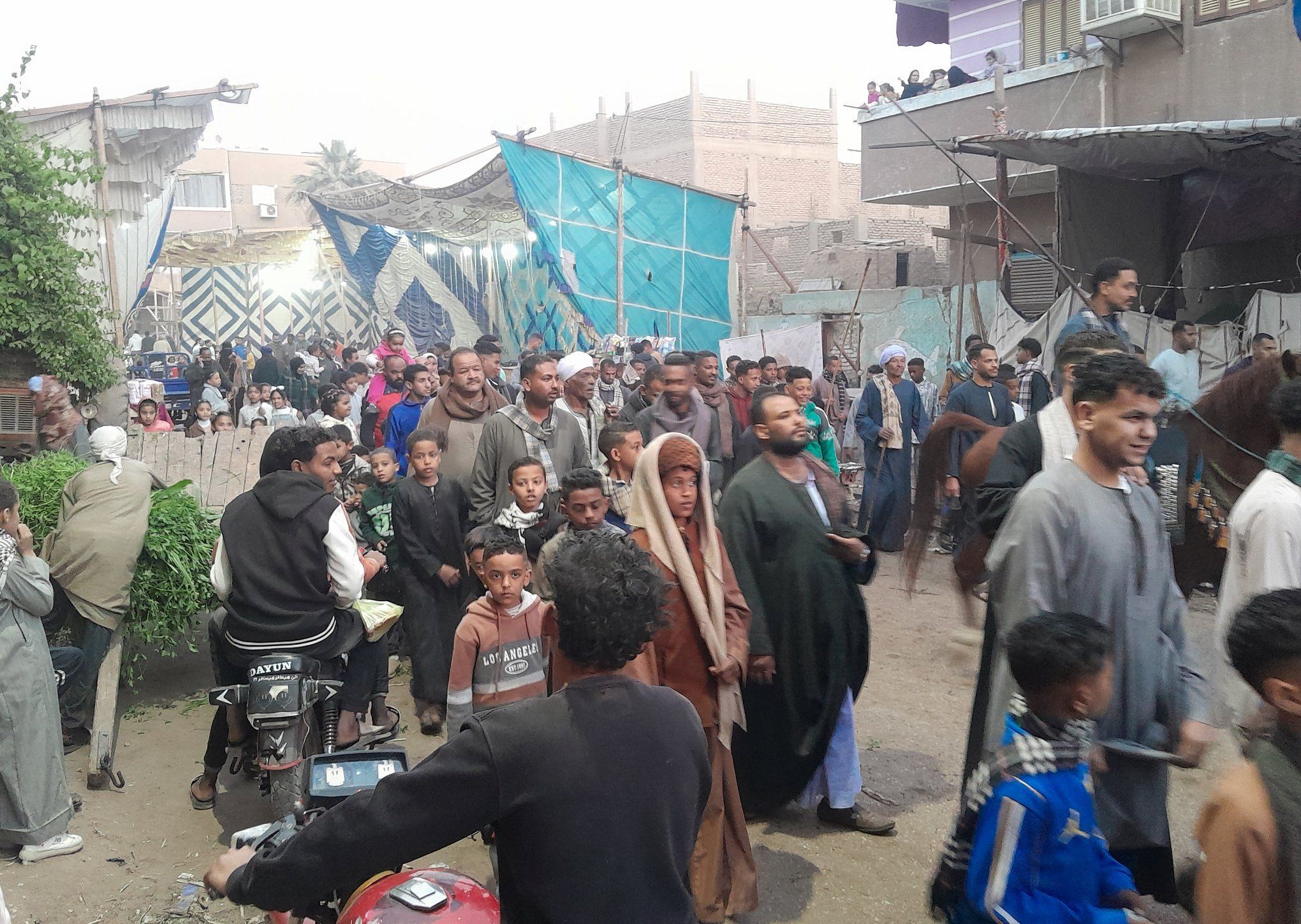 مشاركة الأطفال والكبار فرحة بدء ليالي مولد الشيخ العشي