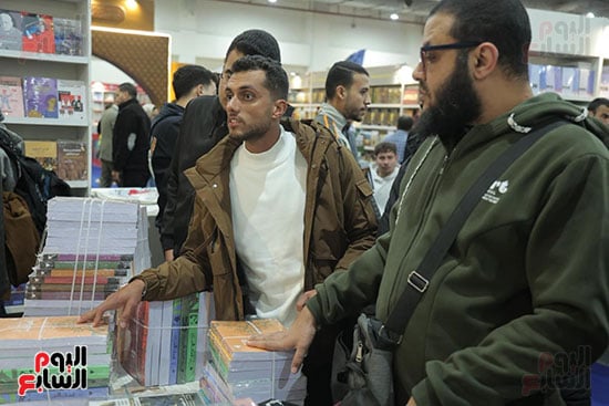 إقبال متزايد على شراء الكتب إقبال متزايد على شراء الكتب