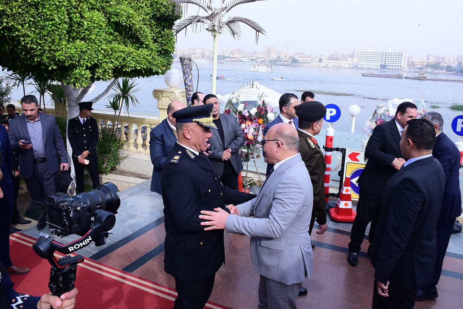 القيادات الامنية مع رئيس الجامعة 