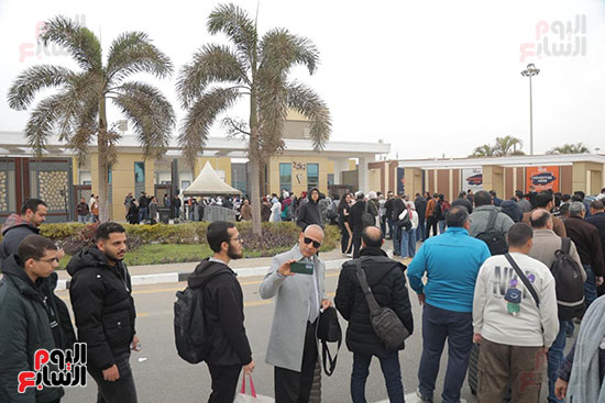 إقبال الشباب على المعرض إقبال الشباب على المعرض