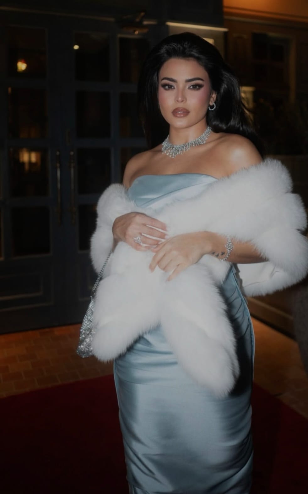 اسماء جلال بالفستان بيبي بلو