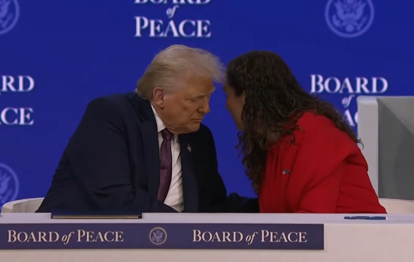 حديث جانبي بين ترامب وفيوزا عثمانى  خلال التوقيع