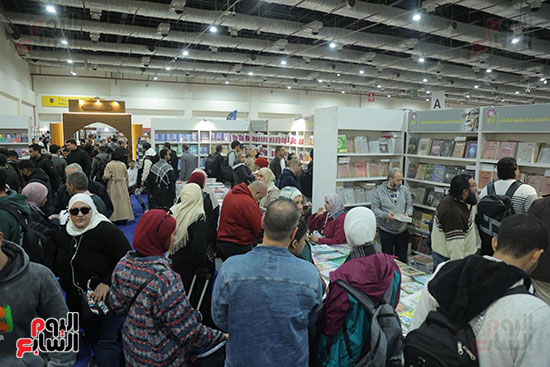 الزوار يتجولون بين أجنحة الكتب الزوار يتجولون بين أجنحة الكتب
