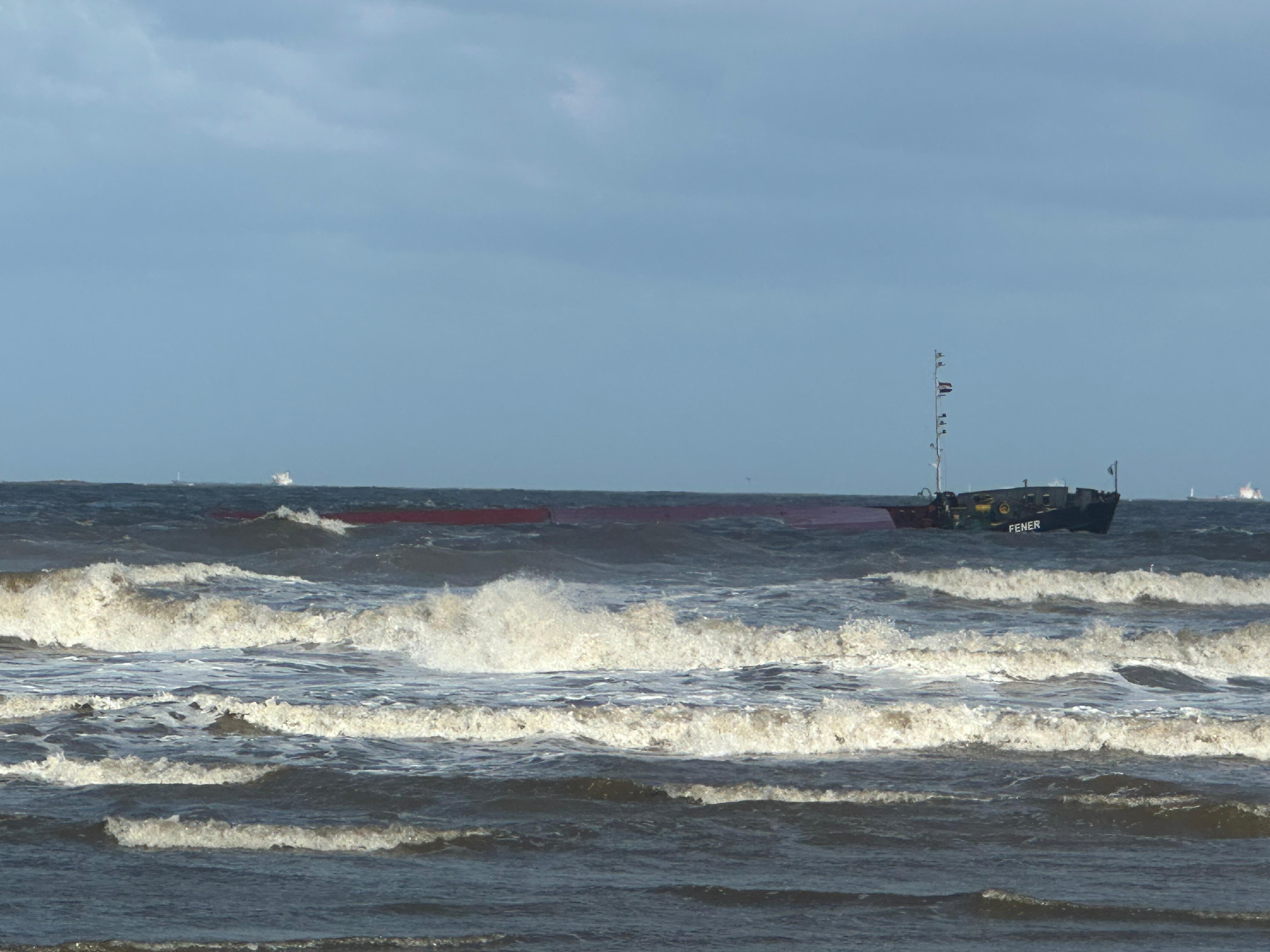 مؤخرة السفينة بالبحر مؤخرة السفينة بالبحر