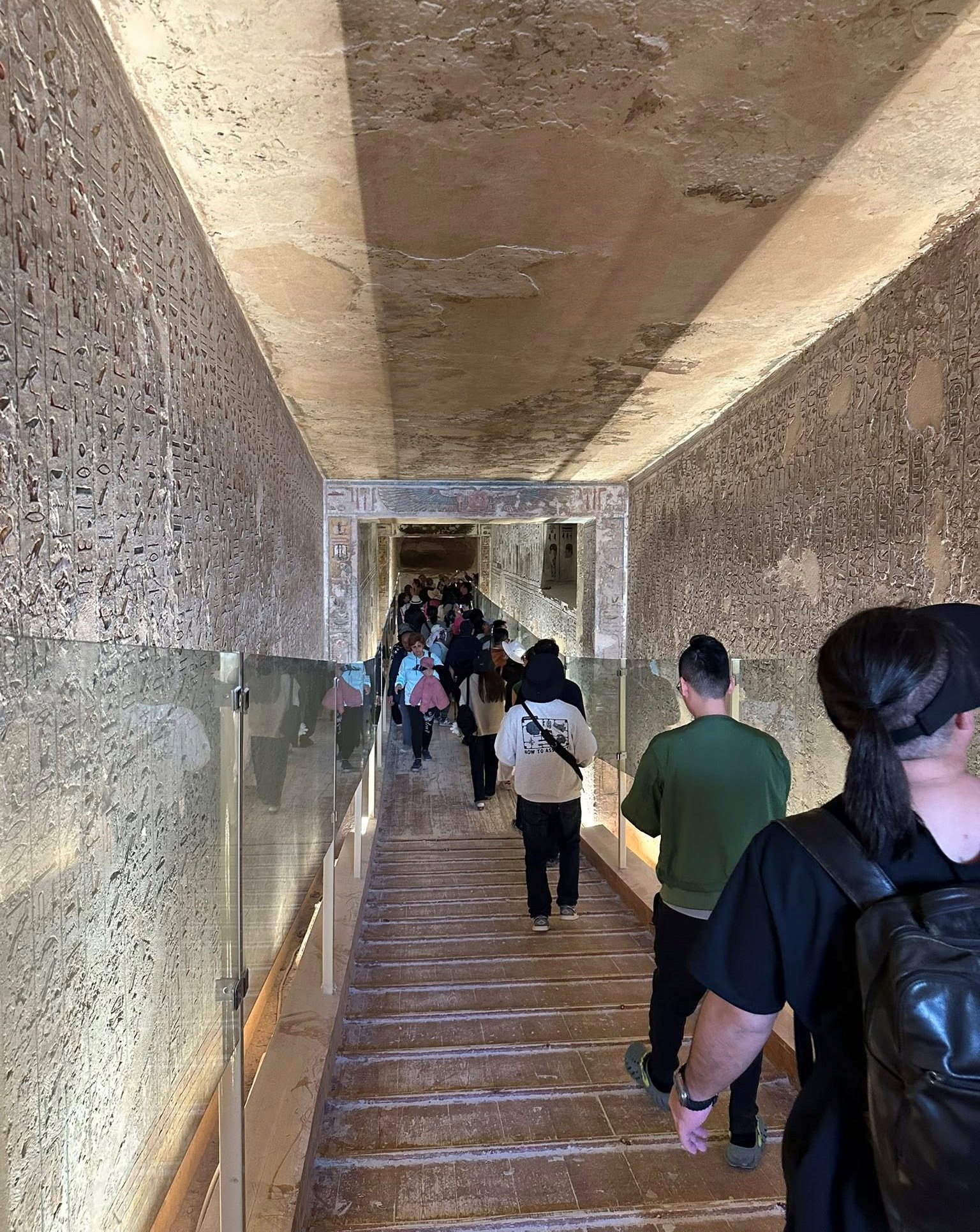 متعة الأجانب فى مقابر ملوك وملكات مصر متعة الأجانب فى مقابر ملوك وملكات مصر