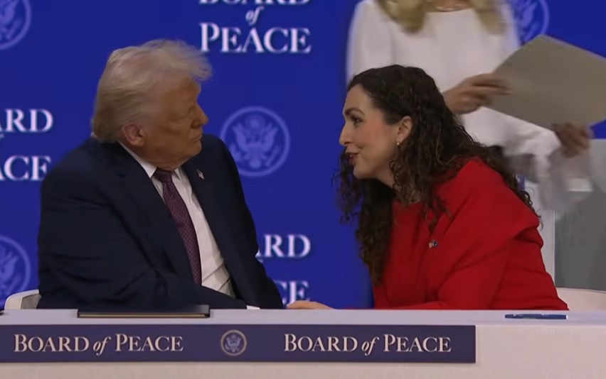 خلال حديث فيوزا عثمانى  مع ترامب قبل التوقيع علي ميثاق السلام