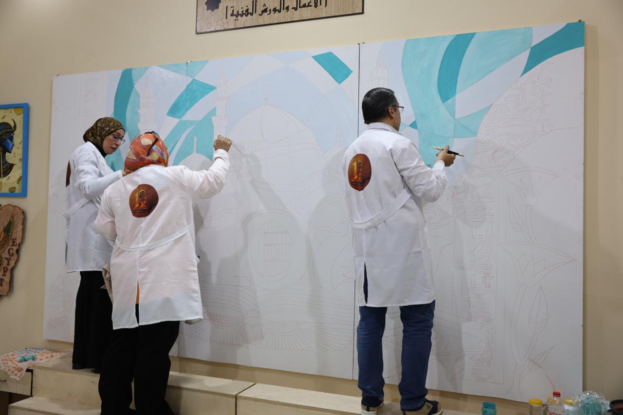 جدارية إسلامية حيّة تُزيّن جناح الأزهر لأول مرة بمعرض القاهرة الدولي للكتاب (2)