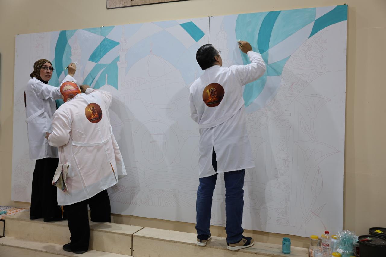 جدارية إسلامية حيّة تُزيّن جناح الأزهر لأول مرة بمعرض القاهرة الدولي للكتاب (1)