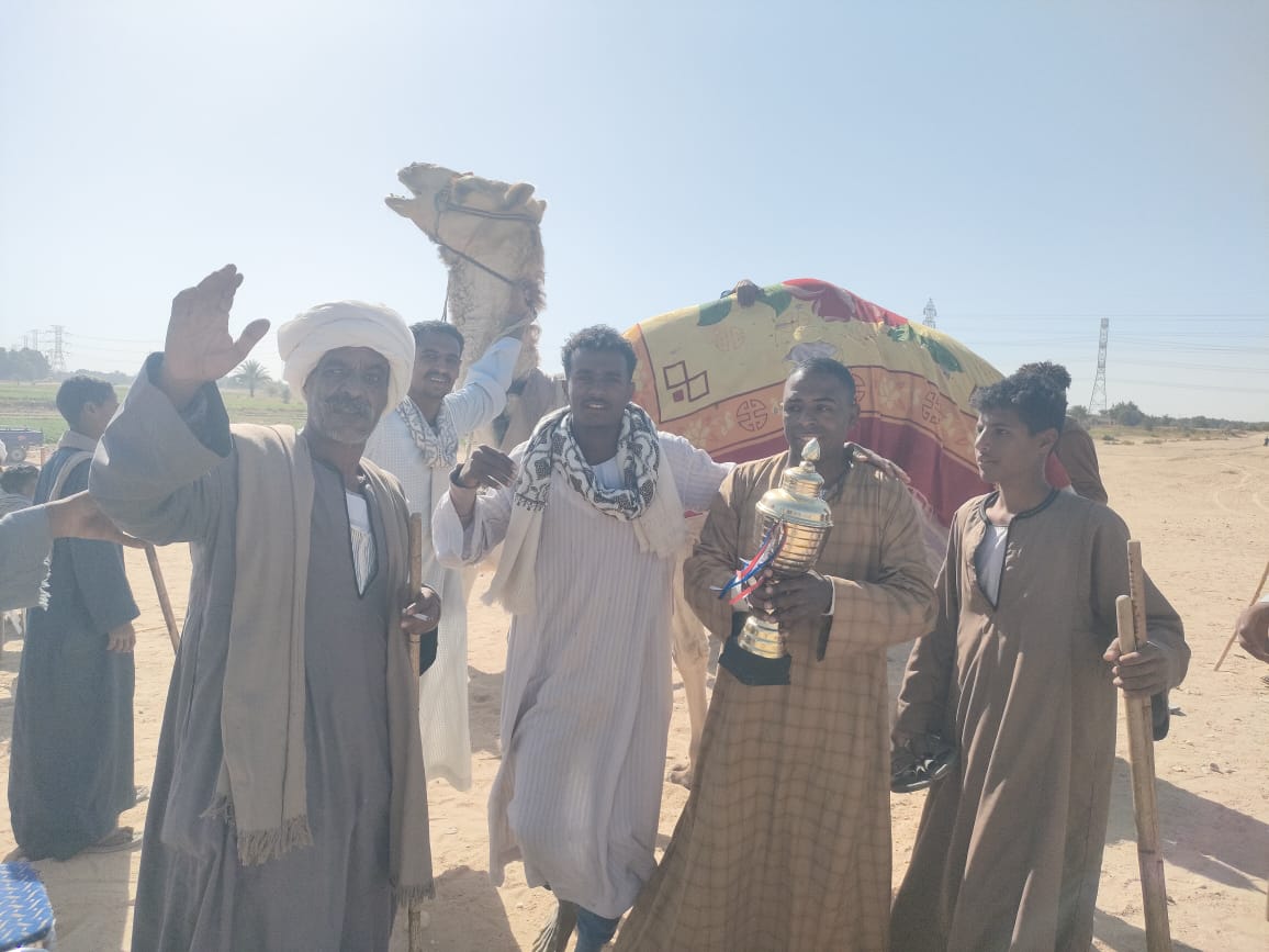 الفرحة بالنصر فى سباقات الهجن جنوب الأقصر