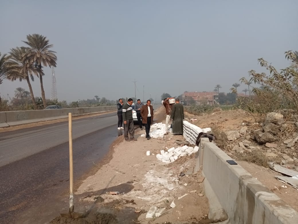 رئيس مدينة العياط يتابع أعمال تحسين الصورة البصرية للطرق (2)