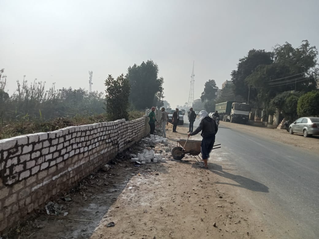 رئيس مدينة العياط يتابع أعمال تحسين الصورة البصرية للطرق (3)