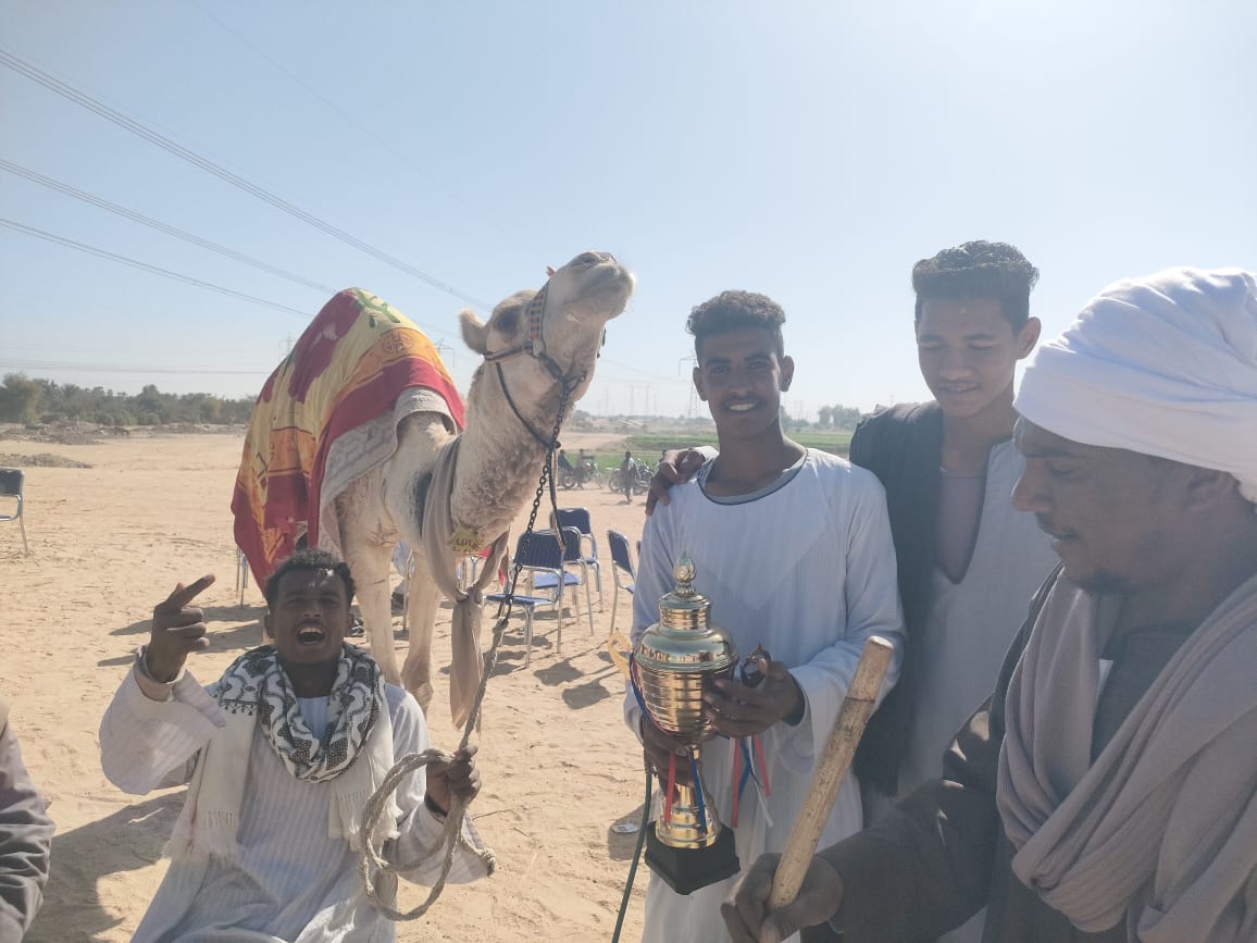 سعادة أحد الفائزين بالكأس فى سباقات الهجن