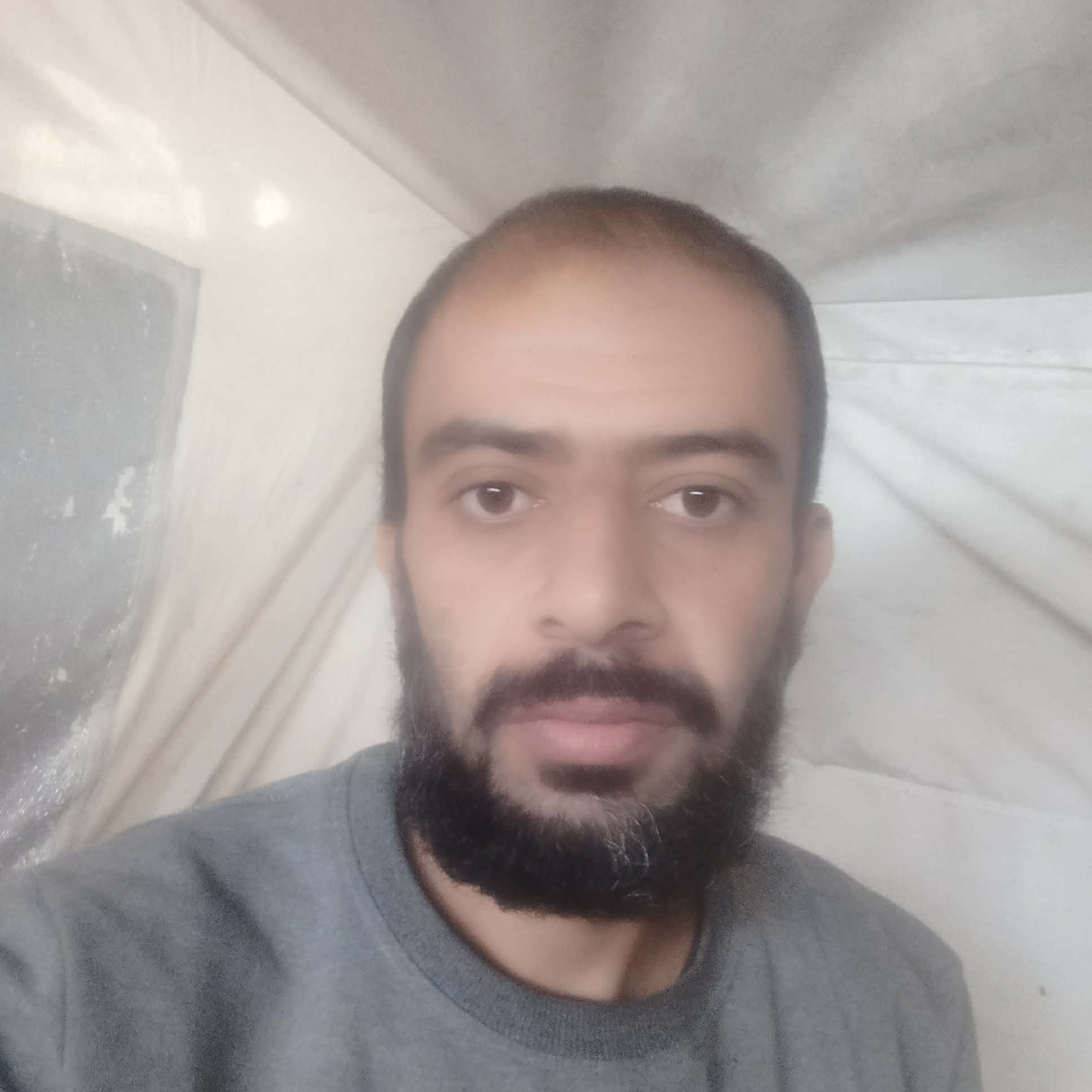 سيف بهار من داخل خيمة الايواء