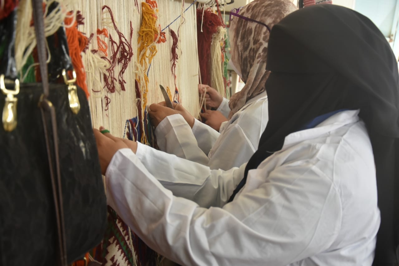 صناعة الصوف على النول صناعة الصوف على النول