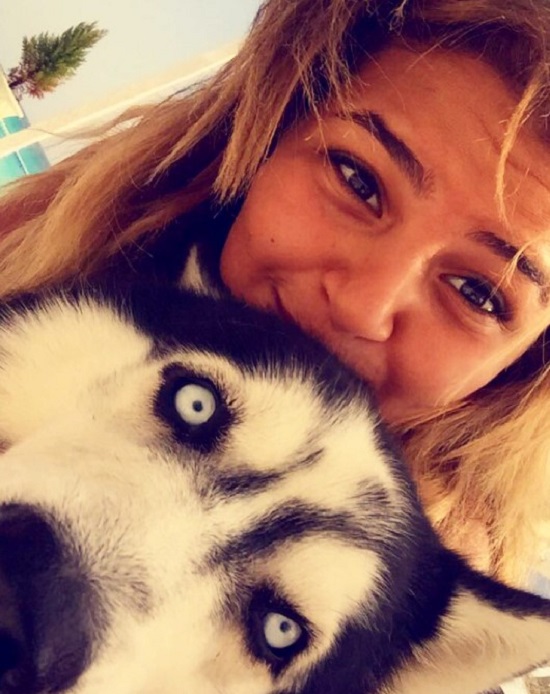 يارا حسام حسن مع كلبها