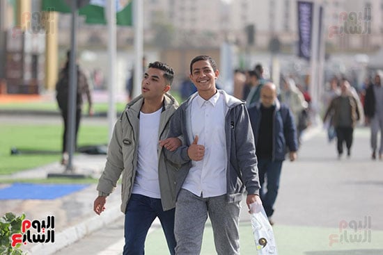 ابتسامة شبابية فى المعرض