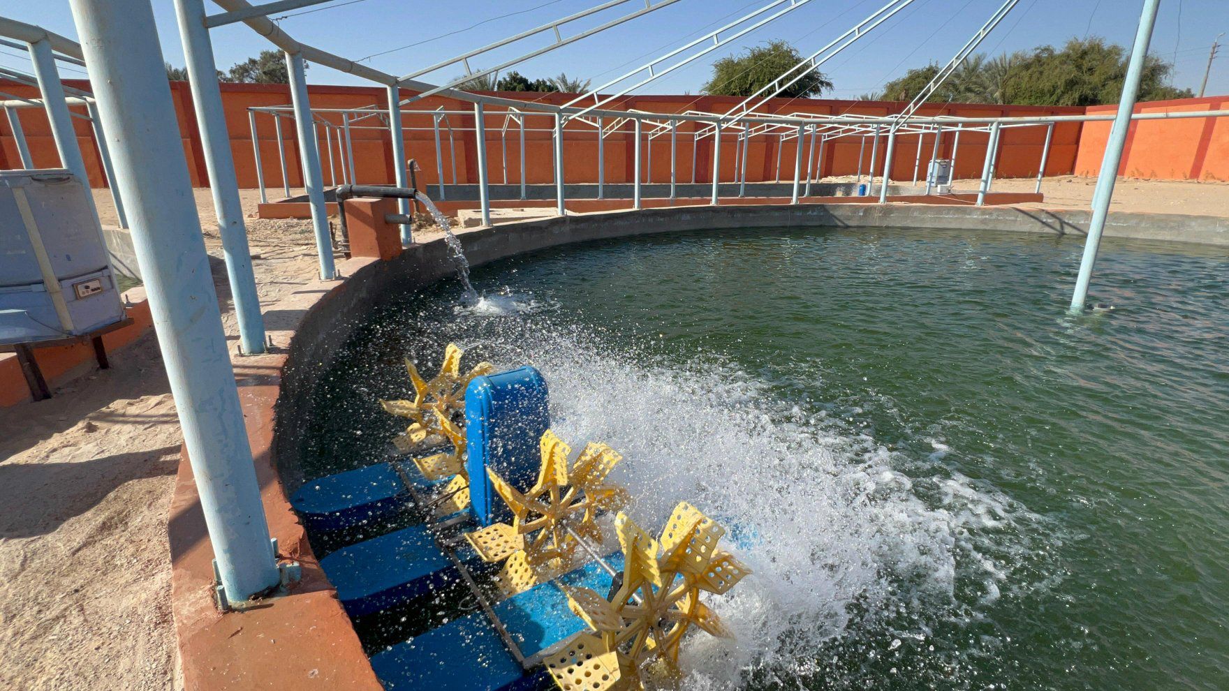 توصيل المياه خلال التجهيزات للمزرعة النموذجية بقرية الرزيقات