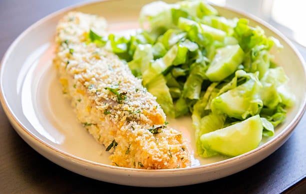 سمك وسلطة خضراء