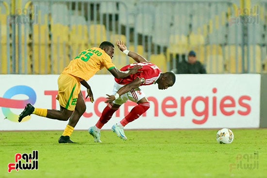 أليو ديانج وصراع علي الكرة أليو ديانج وصراع علي الكرة