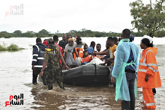 إجلاء السكان عبر القوارب