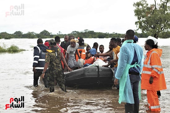 إجلاء السكان عبر القوارب