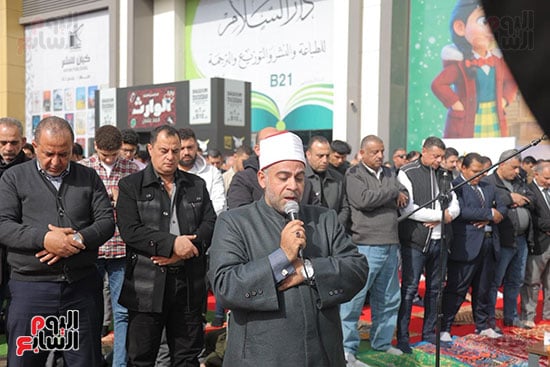 الإمام والمصلون فى معرض الكتاب