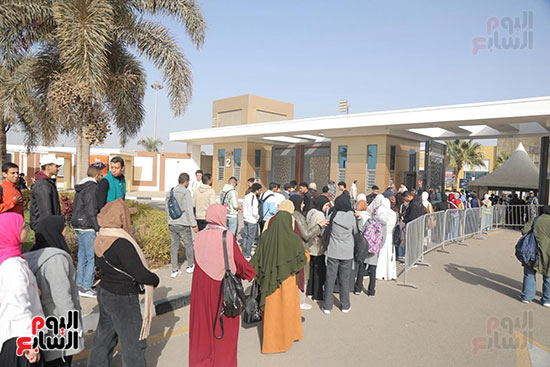 إقبال من الشباب على المعرض