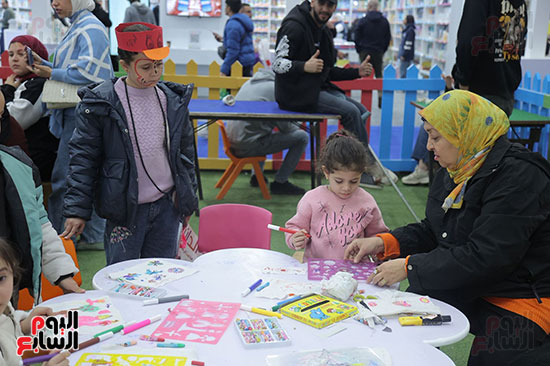 مجموعة متنوعة من الأنشطة الثقافية داخل جناح الطفل مجموعة متنوعة من الأنشطة الثقافية داخل جناح الطفل