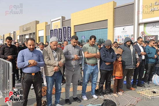 زوار المعرض يؤدون صلاة الجمعة