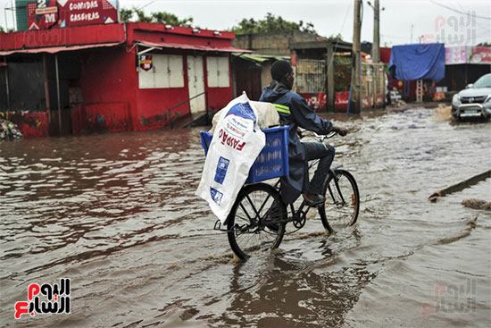 شوارع غارقة فى مياة الأمطار والفيضانات
