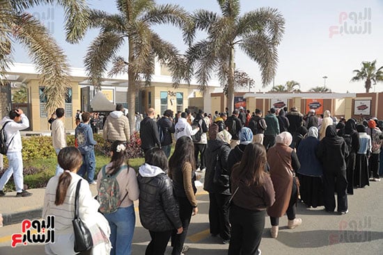 إقبال من الفتيات على المعرض