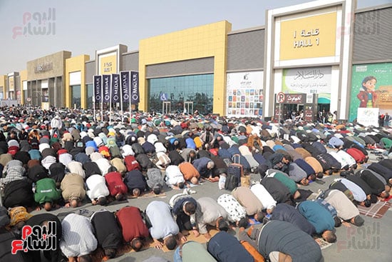 المصلون فى معرض الكتاب