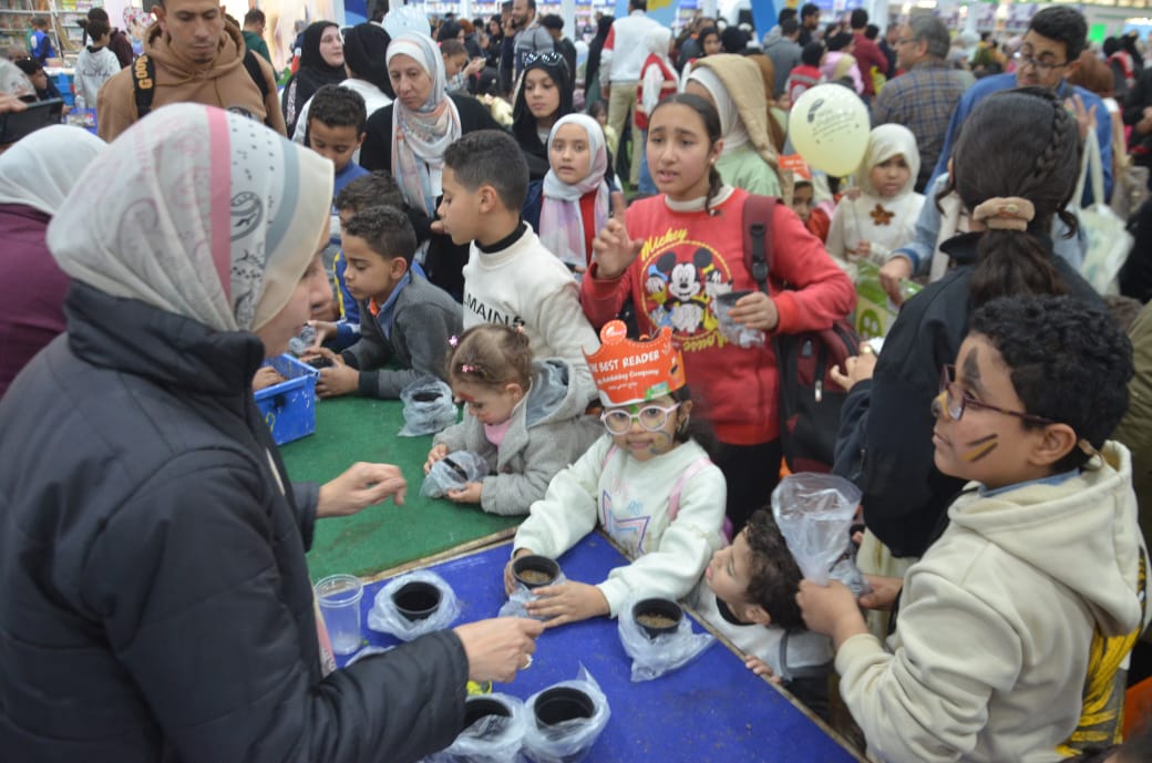 أطفال المعرض