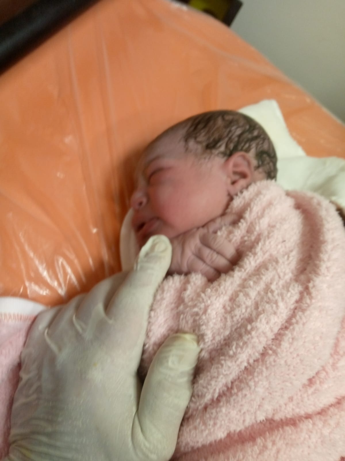 ولادة داخل سيارة الإسعاف