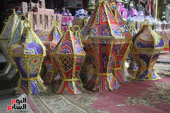 فوانيس مصنوعة من أسياخ الحديد والقماش