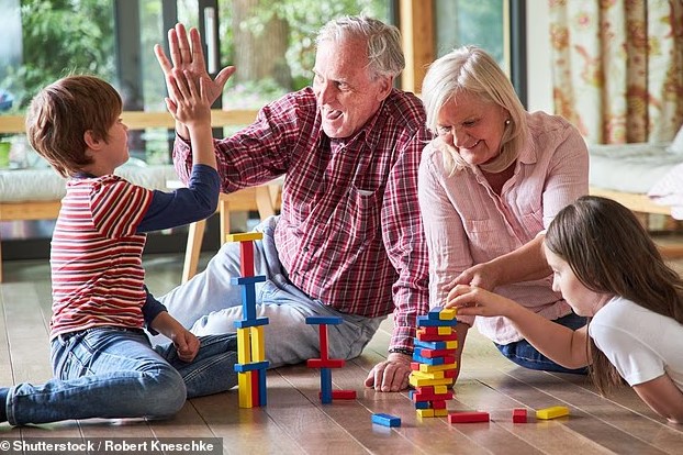 دراسة جديدة تؤكد رعاية الأجداد للأحفاد قد تسبب لهم الإكتئاب