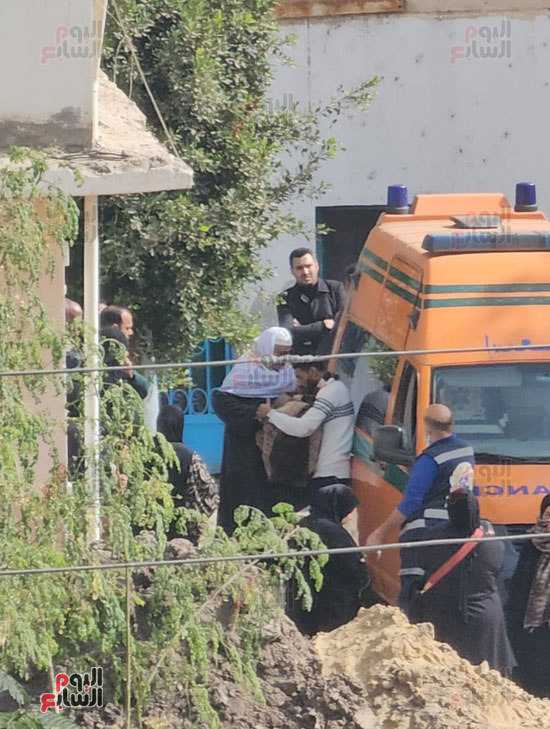 انهيار-الأب-لحظة-تسليم-جثامين-زوجته-وأبنائه-الـ4-ضحية-تسريب-الغاز-(1)