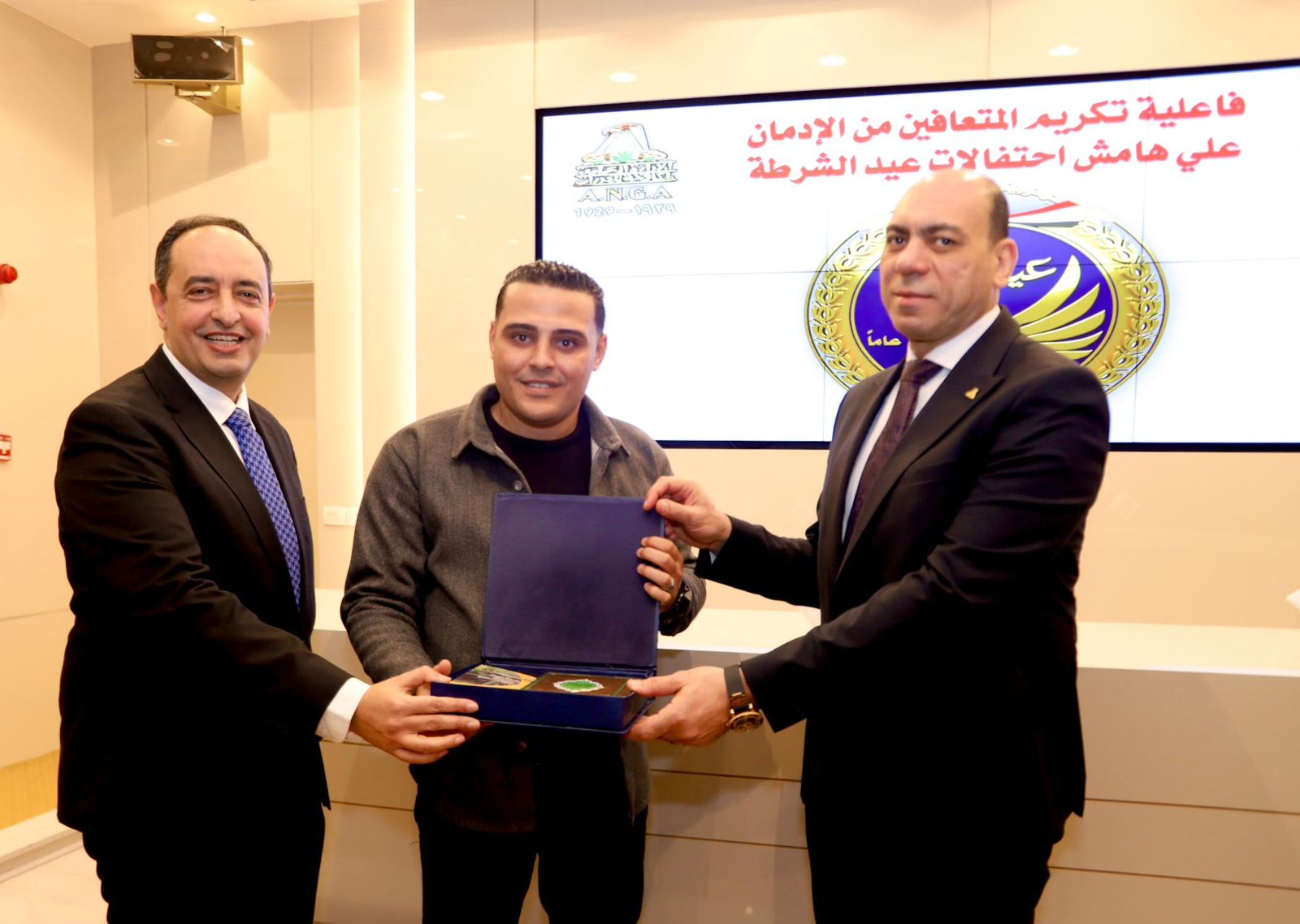 الدكتور عمرو عثمان واللواء مفيد فوزى خلال تكريم المتعافين