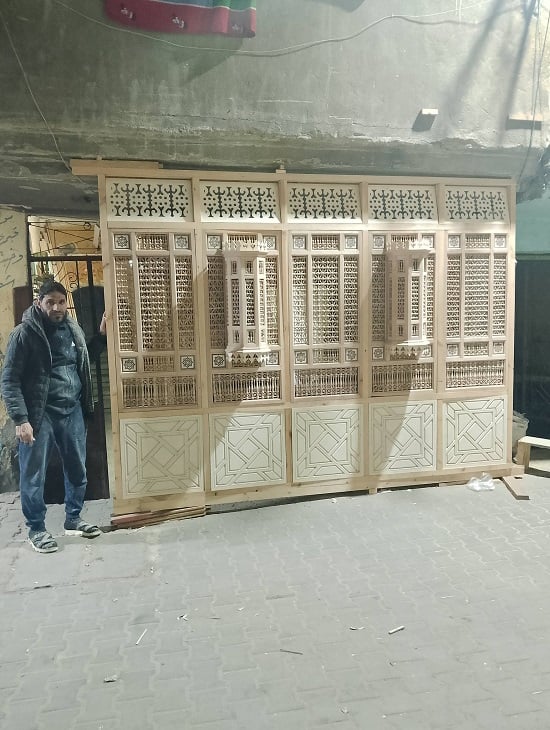 محمد بجوار أعماله