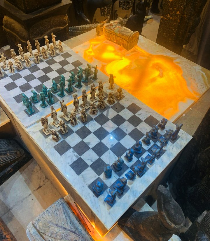 لوحة شطرنج من الألباستر المستورد فى محلات الهدايا بالأقصر لوحة شطرنج من الألباستر المستورد فى محلات الهدايا بالأقصر