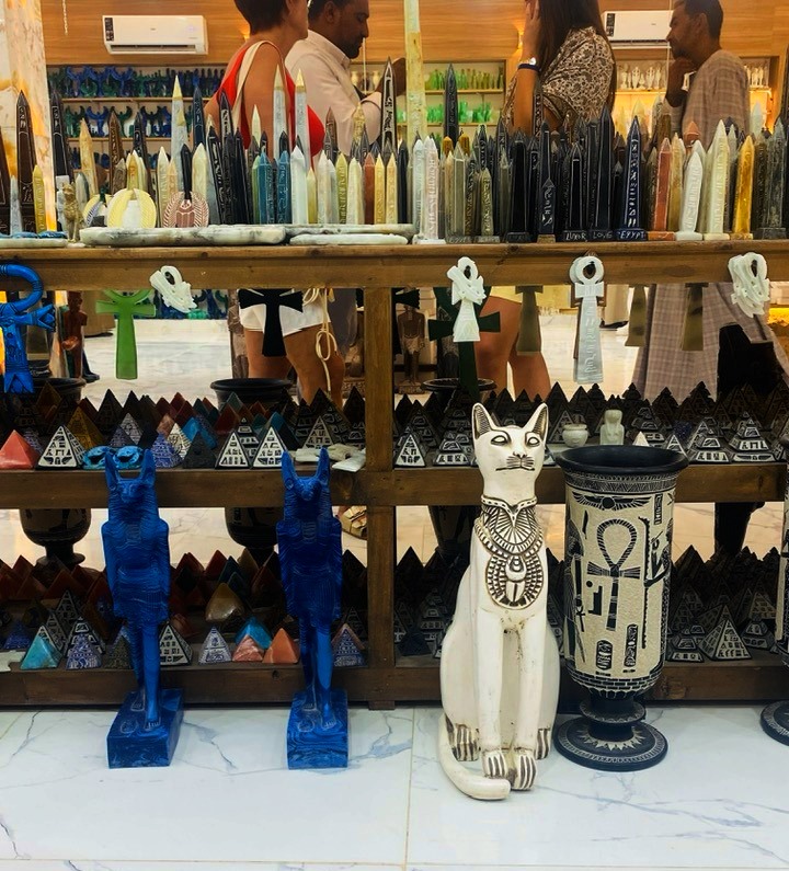 مصانع الألباستر والتحف سحر الهدايا لسياح العالم فى الأقصر مصانع الألباستر والتحف سحر الهدايا لسياح العالم فى الأقصر