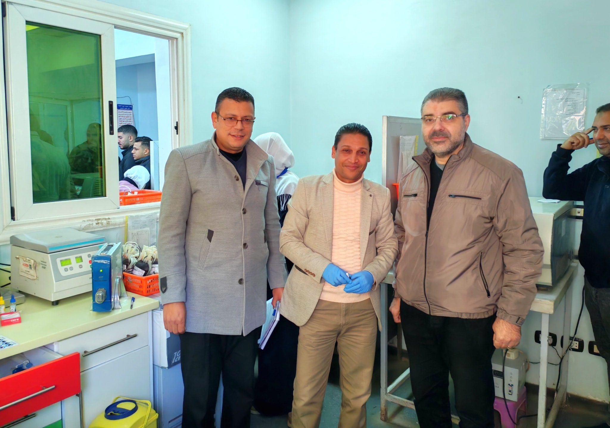 مدير المستشفى وعدد من المسئولين مدير المستشفى وعدد من المسئولين