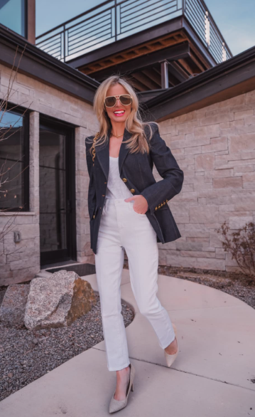 مع بنطلون ابيض