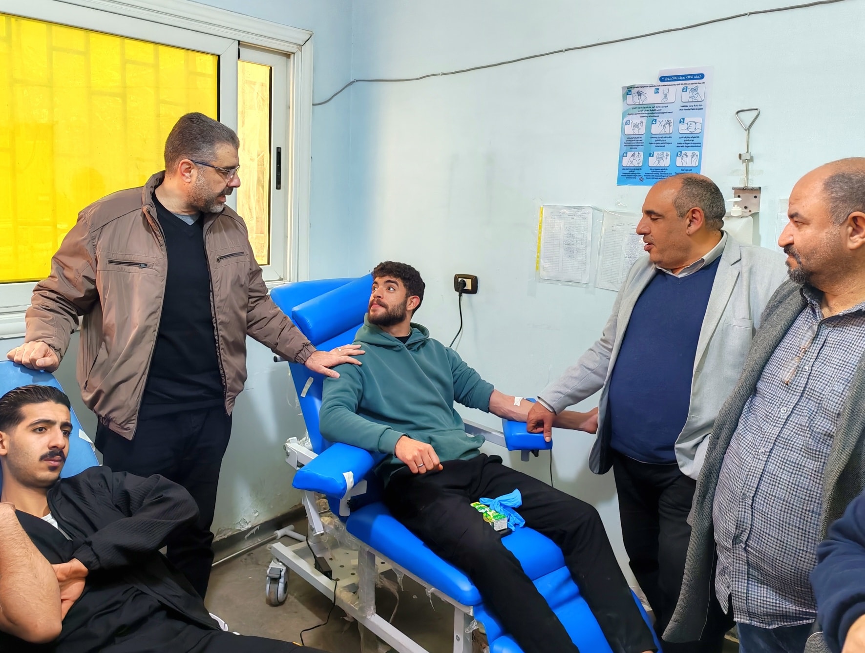 مدير المستشفى يشيد بالتبرع بالدم مدير المستشفى يشيد بالتبرع بالدم