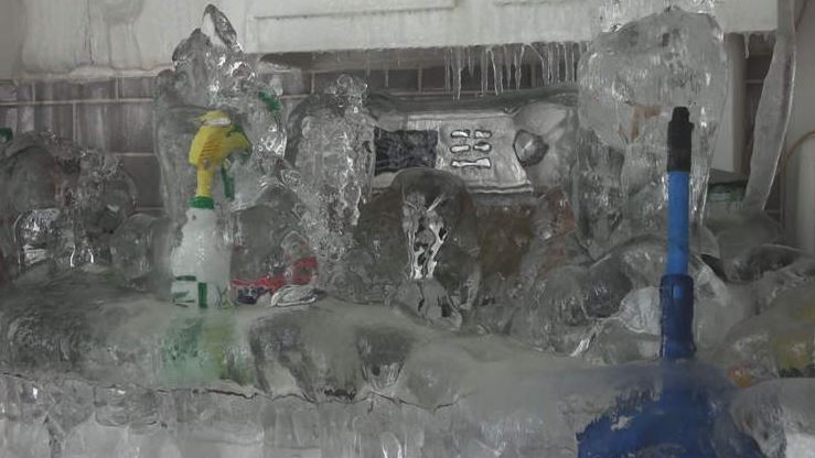 غلق مدفئة يتسبب فى تحول منزل إلى جليد