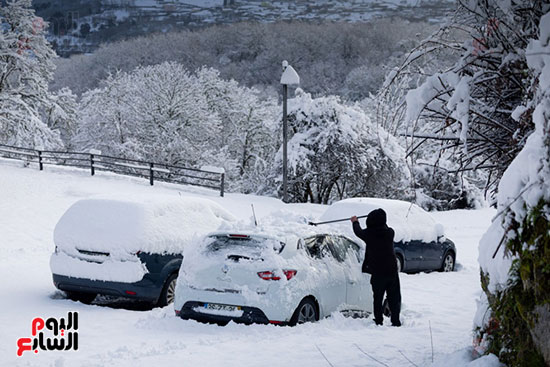 محاولات أزالة الثلج من على السيارات