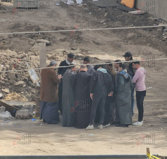 لحظة-انتظار-أسرة-أم-وأبنائها-الـ4-أمام-مشرحة-مستشفى-بنها-(3)