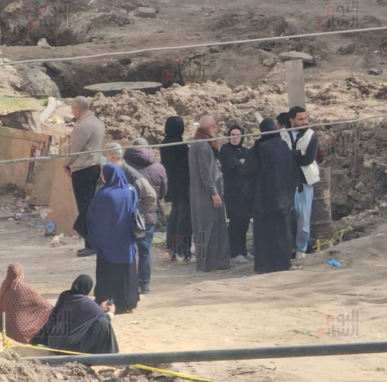 لحظة-انتظار-أسرة-أم-وأبنائها-الـ4-أمام-مشرحة-مستشفى-بنها-(2)